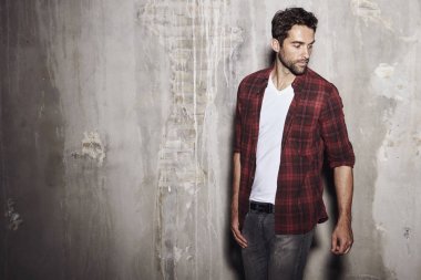 Kareli gömlekli ciddi adam 