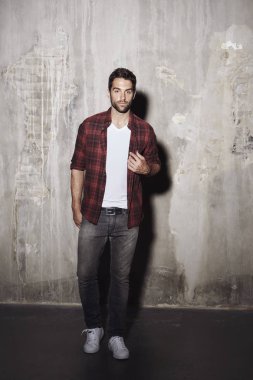 Kareli gömlekli ciddi adam 