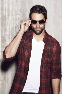 ciddi erkek güneş gözlüğü