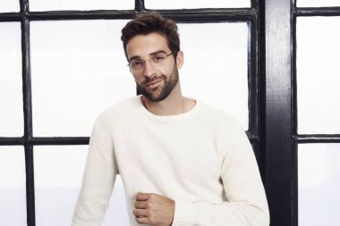 Adam beyaz kazak ve gözlük 