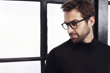 Siyah kazaklı sakallı adam  