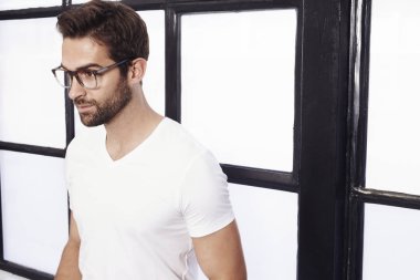 ciddi yakışıklı adam 