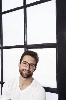 Gözlük gülümseyen adam