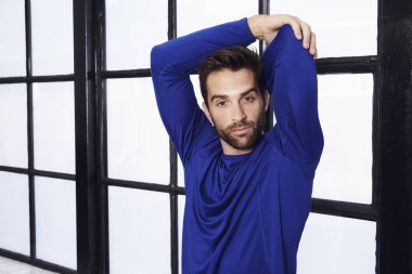 Yakışıklı sporcu germe