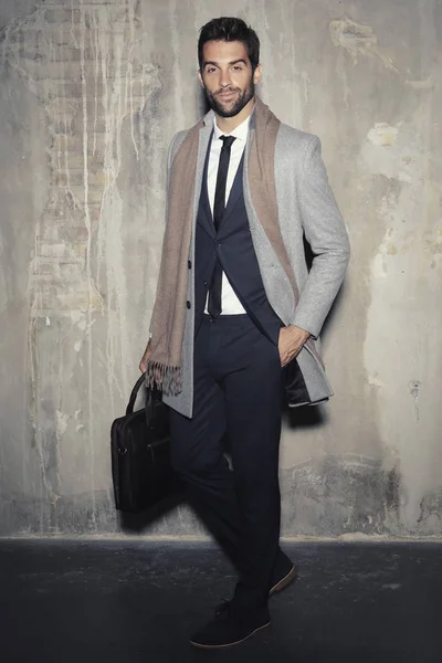 Hombre de negocios guapo con maletín — Foto de Stock