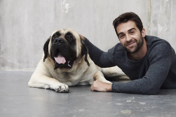 웃는 남자와 개 — 스톡 사진