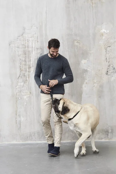 Bello uomo con cane — Foto Stock