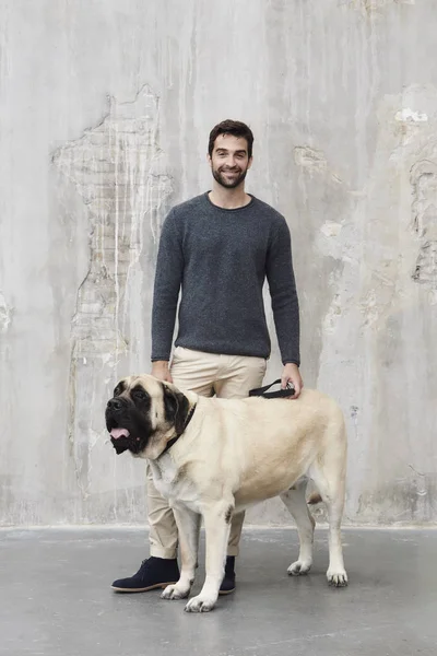 Bello uomo con cane — Foto Stock