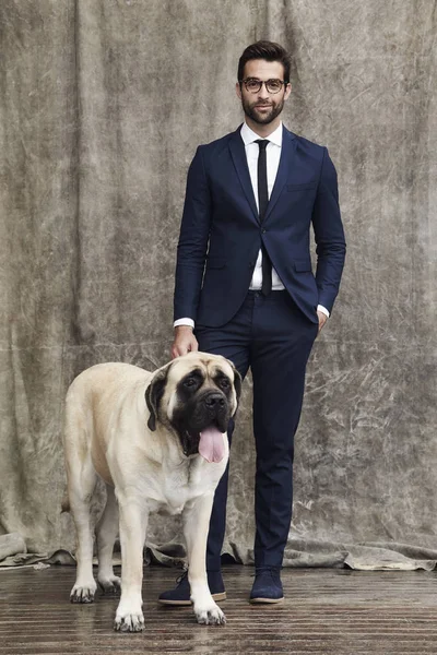 Uomo d'affari in occhiali con cane — Foto Stock