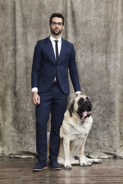 Uomo d'affari fiducioso con cane — Foto Stock