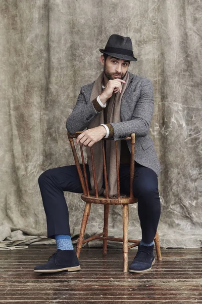 Hipster posa sulla sedia — Foto Stock