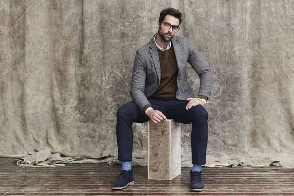 Kutu üzerinde oturan adam