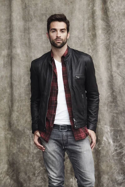 Yakışıklı sakallı adam.   