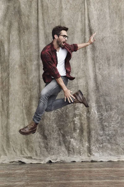 남자 청바지에 점프 — 스톡 사진
