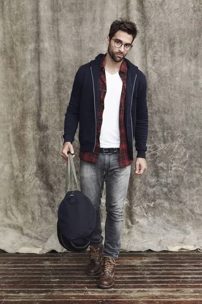 Bonito homem segurando saco — Fotografia de Stock