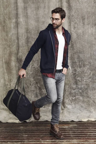 Bebaarde man met holdall tas — Stockfoto