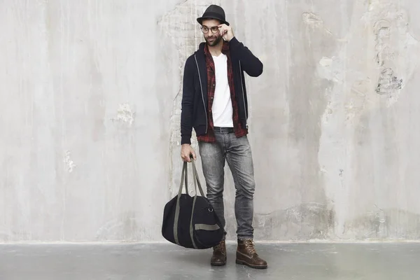 Uomo in jeans con borsa — Foto Stock