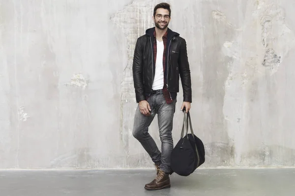 Ragazzo sorridente con borsa — Foto Stock