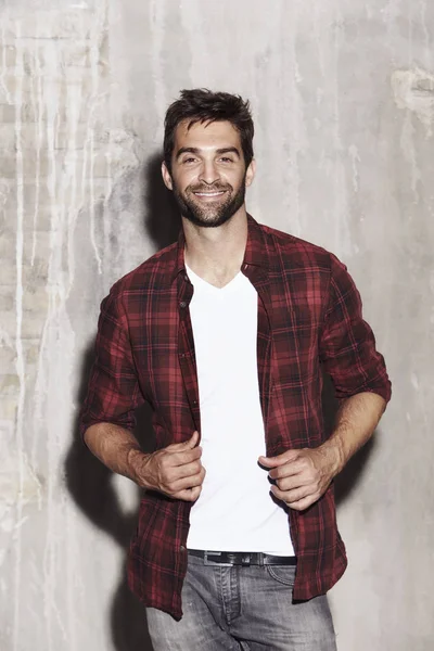 Sorrindo homem em camisa quadriculada — Fotografia de Stock