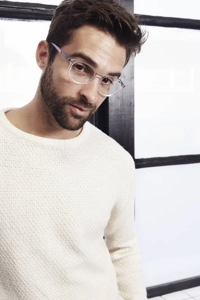 Przystojny mężczyzna w okularach — Zdjęcie stockowe