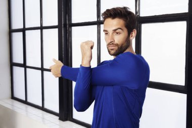 Isınma kadar atletik adam