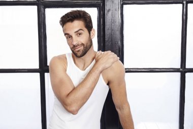 Yelek gülümseyen adam