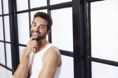 Kendine güvenen erkek yeleği  