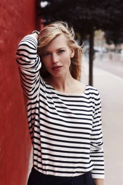 Çizgili top güzel kadın