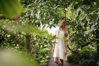 Beyaz elbiseli güzel kadın.