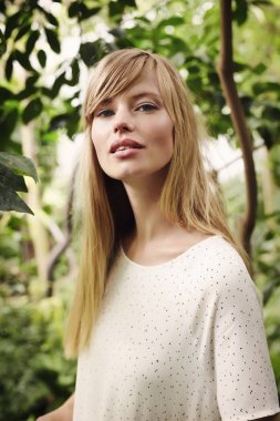 Uzun saçlı güzel kadın. 