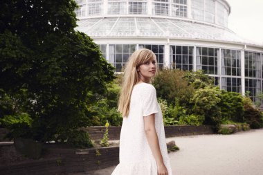 Beyaz elbiseli güzel kadın.