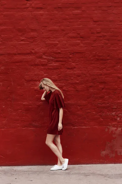 Femeia frumoasă în rochie roșie — Fotografie, imagine de stoc