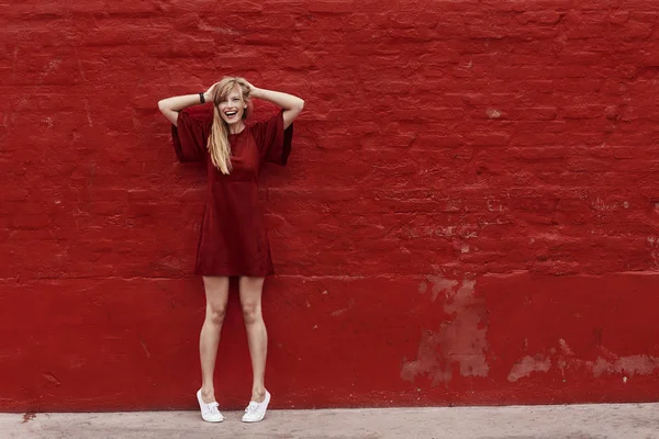 Mulher em vestido vermelho — Fotografia de Stock