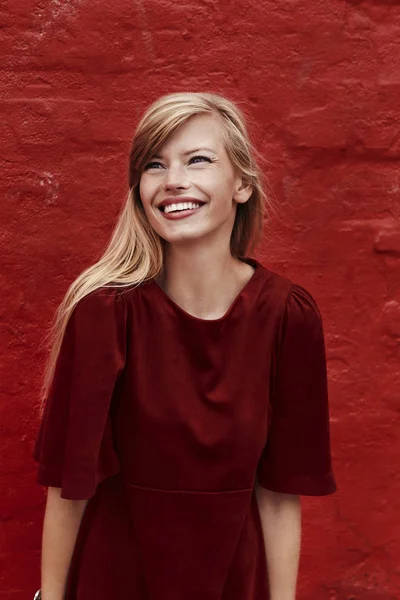 Kırmızı elbiseli çekici kadın — Stok fotoğraf