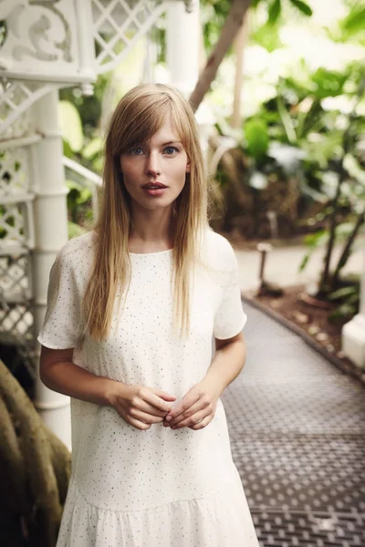 Beyaz elbiseli güzel kadın.