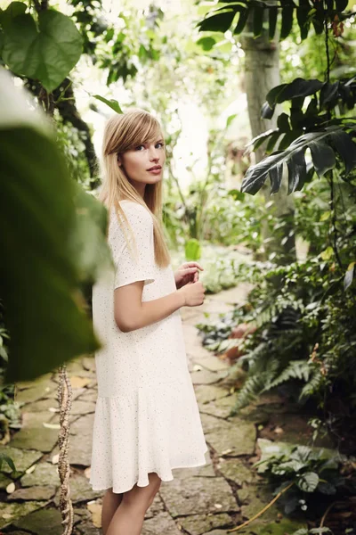 정원에서 아름 다운 여자 — 스톡 사진