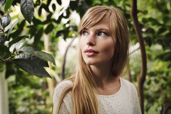 Güzel sarışın kadın. 