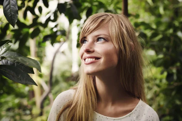 Gülümseyen güzel kadın 