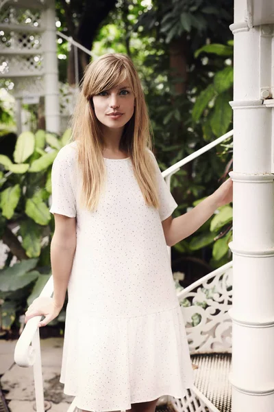 Beyaz elbiseli güzel kadın. 