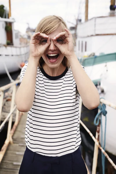 Hermosa mujer con binoculares dedo — Foto de Stock