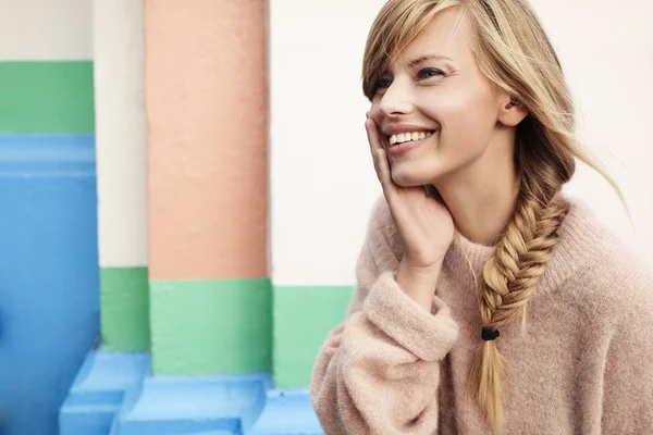 Sonriente hermosa mujer — Foto de Stock