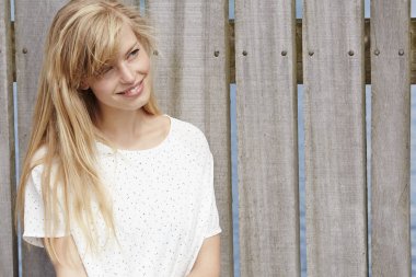 sarışın kadın gülümsüyor