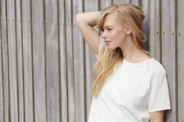 Güzel sarışın kadın.