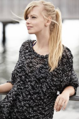 Güzel, gülümseyen kadın