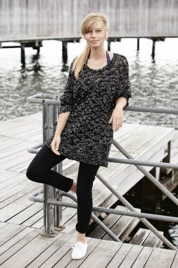 İskelede eğilerek kadın