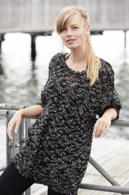 İskelede eğilerek kadın