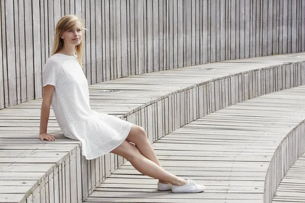 Потрясающая женщина в белом платье — стоковое фото