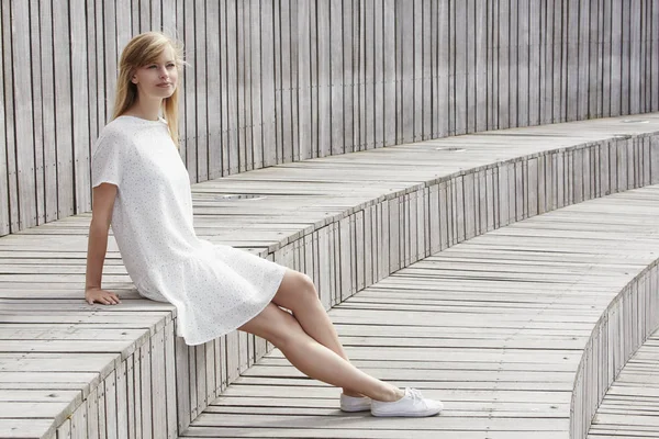 Mulher deslumbrante em vestido branco — Fotografia de Stock