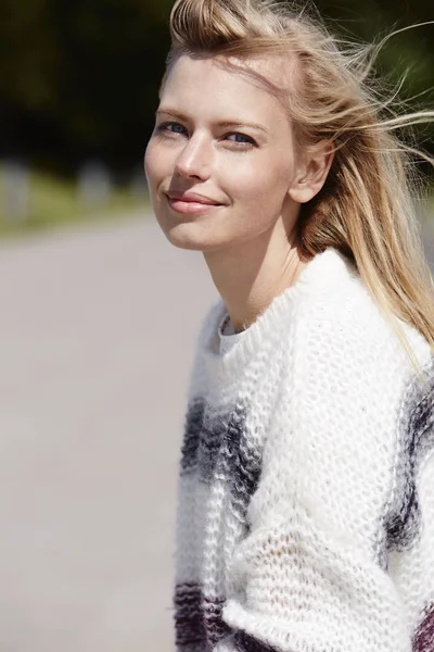 Νεαρή γυναίκα σε μάλλινα πουλόβερ — Φωτογραφία Αρχείου