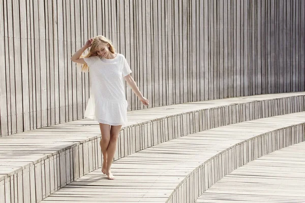 Senhora rindo em vestido branco — Fotografia de Stock